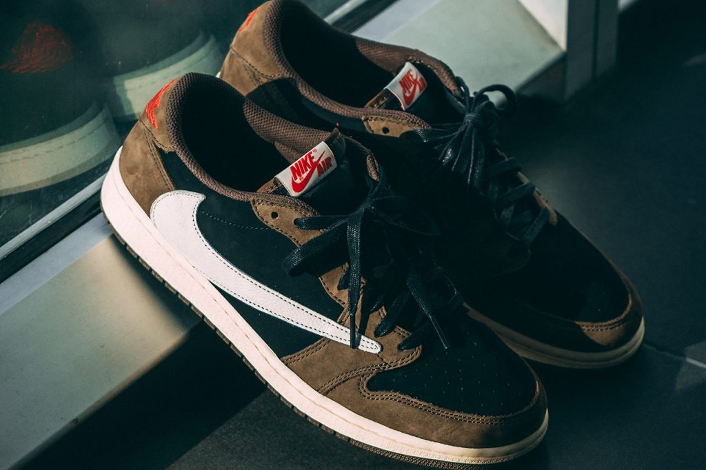 Travis Scott x Air Jordan 1 Low OG SP  货号：CQ4277-001 scott swoosh travis 第2张