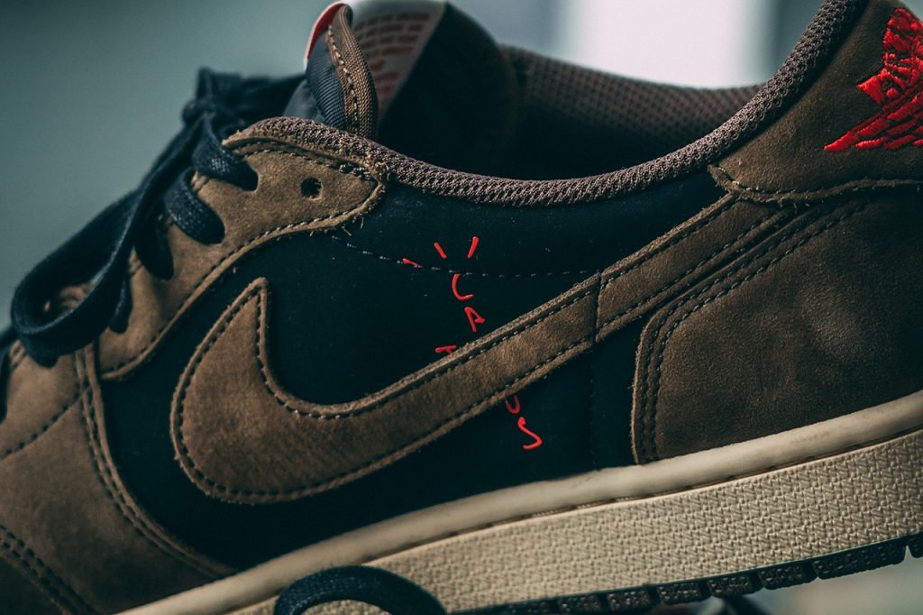 Travis Scott x Air Jordan 1 Low OG SP  货号：CQ4277-001 scott swoosh travis 第5张