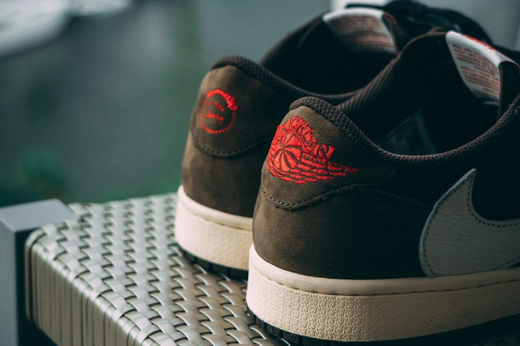 Travis Scott x Air Jordan 1 Low OG SP  货号：CQ4277-001 scott swoosh travis 第6张