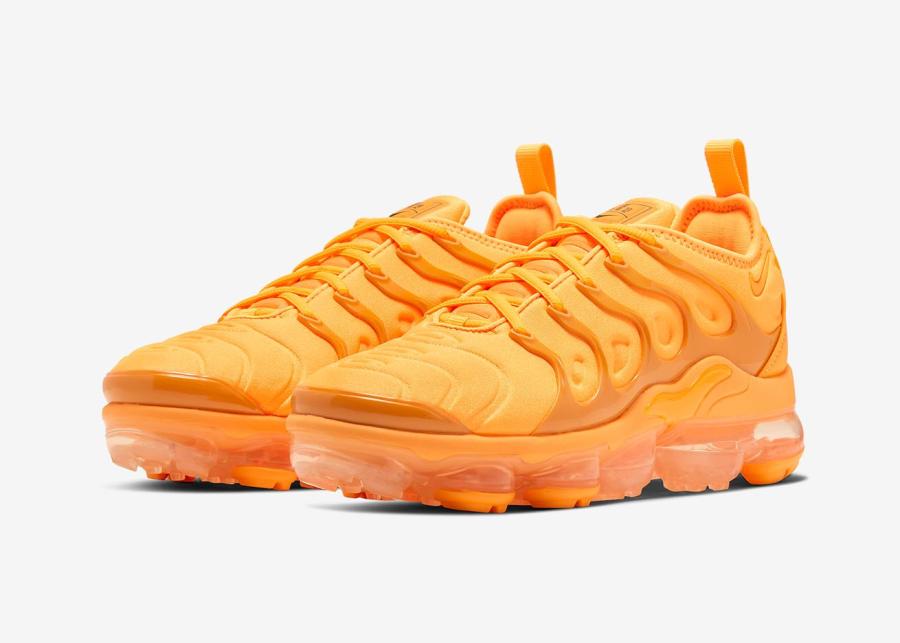 全新 NIKE VAPORMAX PLUS 橙黄配色设计，货号 CW7011-800