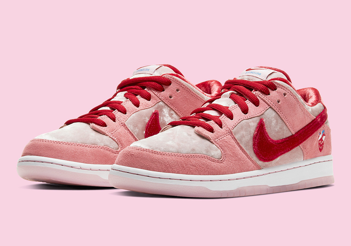 买打折耐克运动鞋，Strangelove Skateboards x Nike SB Dunk Low 货号 CT2552-800  DUNK NIKE 发布日期 即将到来的运动鞋 LOW 购买地点 买打折耐克运动鞋 第2张