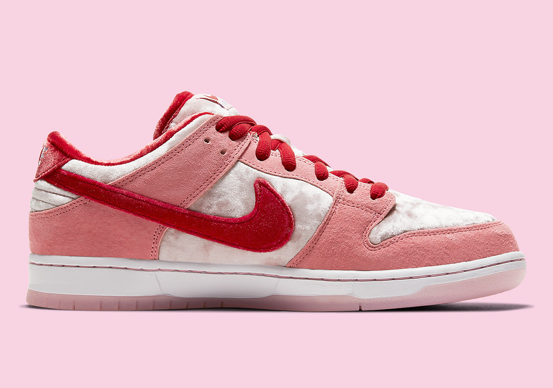 买打折耐克运动鞋，Strangelove Skateboards x Nike SB Dunk Low 货号 CT2552-800  DUNK NIKE 发布日期 即将到来的运动鞋 LOW 购买地点 买打折耐克运动鞋 第3张